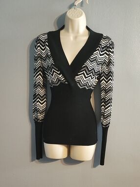 Bebe Black Chevron V-Neck Long Sleeve Top